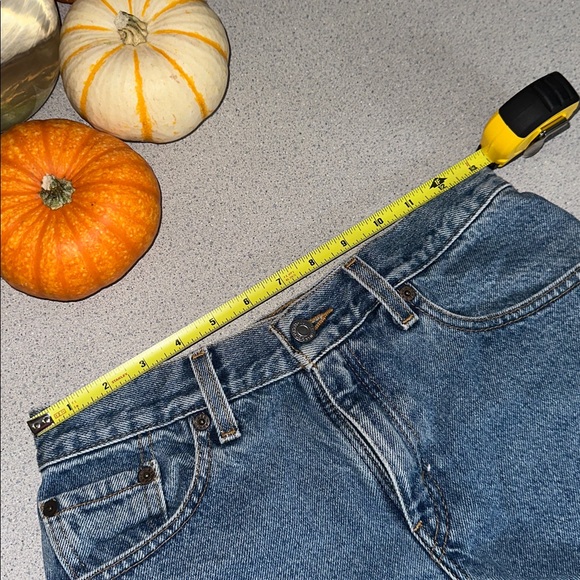 Vintage Levi Shorts - Picture 3 of 4